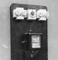 Z historie: Elektřinu máme drahou, protože jí málo používáme, a používáme jí málo, protože je drahá!